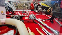Selain itu, ditampilkan pula komponen-komponen otomotif produksi UKM lokal yang berhasil menembus supply chain produsen otomotif besar.