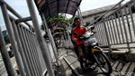 Rusak dan Dilintasi Motor, Begini Kondisi JPO Yos Sudarso
