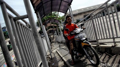 Rusak dan Dilintasi Motor, Begini Kondisi JPO Yos Sudarso