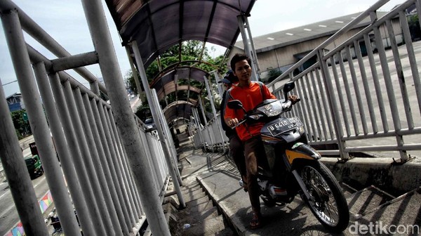 Rusak dan Dilintasi Motor, Begini Kondisi JPO Yos Sudarso