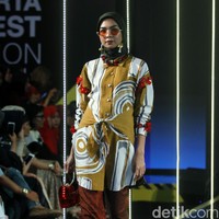 Koleksi terbaru Dian Pelangi yang menampilkan tema Pesona di Jakarta Modest Fashion Week 2018, Atrium Gandaria City Jakarta, Minggu [29/7/2018]. Foto: Mohammad Abduh/Wolipop