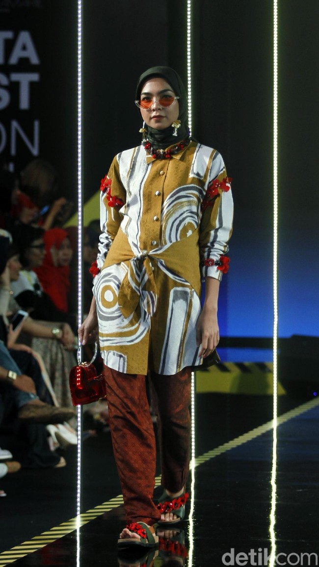 Koleksi terbaru Dian Pelangi yang menampilkan tema Pesona di Jakarta Modest Fashion Week 2018, Atrium Gandaria City Jakarta, Minggu [29/7/2018]. Foto: Mohammad Abduh/Wolipop