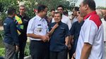 Foto: Saat JK-Anies Makan Pisang untuk Cek Bau Kali Item