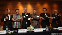 Programme Co-Chairs and Head of International Cooperation of Peradi A Haryo Wibowo, Direktur Jenderal Hukum dan Perjanjian Internasional Kementerian Luar Negeri Damos Dumoli Agusman, Bendahara International Bar Association (IBA) Peter Bartlett, Ketua Umum Peradi Fauzie Yusuf Hasibuan, Wakil Ketua Umum Peradi Ricardo Simanjuntak dan Sekjen Peradi Thomas Tampubolon berjabat tangan usai mengelar jumpa pers di Jakarta, Jumat (3/8/2018).