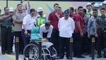 Momen Jokowi dan Ibunda Anies Ngobrol di Trotoar Thamrin