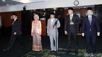 Keempat orang anggota DPR yang telah dilantik menjadi anggota MPR pergantian antarwaktu (PAW).