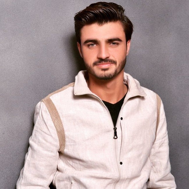 Saya tidak tahu bahwa penampilan saya tidak biasa. Saya pikir semua orang Pashtun tampan, jadi saya tidak menganggap diri saya istimewa. Kakak laki-laki saya mengatakan dia jauh lebih tampan daripada saya, kata Arshad seperti dilansir dari The Daily Mail. Foto: Instagram @arshadkhanaccount