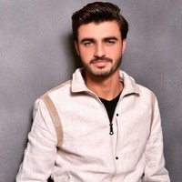 Saya tidak tahu bahwa penampilan saya tidak biasa. Saya pikir semua orang Pashtun tampan, jadi saya tidak menganggap diri saya istimewa. Kakak laki-laki saya mengatakan dia jauh lebih tampan daripada saya, kata Arshad seperti dilansir dari The Daily Mail. Foto: Instagram @arshadkhanaccount