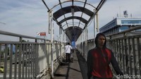 Nyaris tak ada atap dibeberapa bagian.