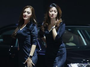 Pesona SPG Cantik Penyita Pandangan di GIIAS 2018