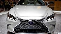 Selain UX, Lexus juga meluncurkan mobil hybrid Lexus ES di GIIAS 2018. Tampilan depan Lexus sedan ES di Gaikindo Indonesia International Motor Show (GIIAS).