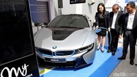 Untuk mendorong kesiapan ekosistem kendaraan listrik, BMW Group Indonesia melakukan edukasi teknologi secara mendalam seputar teknologi kendaraan listrik, implementasi charging grid di negara lain serta uji coba manfaat dan biaya operasional kendaraan listrik.