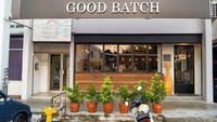 The Good Batch Cafe berada di Damansara yang sajikan sarapan mewah setiap hari. Kalau ke sini, ada menu yang direkomendasikan banyak orang seperti The Good Stuff, roti panggang dengan paduan mangga plus kacang-kacang, gula Melaka, saus karamel dengan tambahan es krim vanilla yang lembut. Yuk, coba! Foto : @AsiaWebDirect