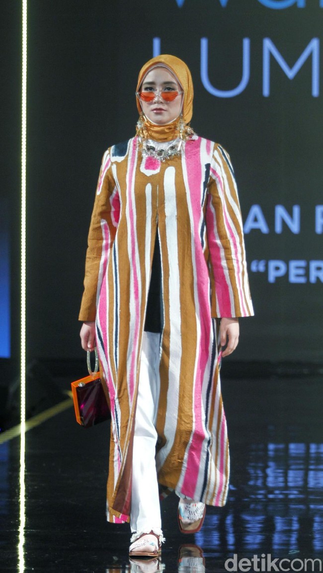Koleksi terbaru Dian Pelangi yang menampilkan tema Pesona di Jakarta Modest Fashion Week 2018, Atrium Gandaria City Jakarta, Minggu [29/7/2018]. Foto: Mohammad Abduh/Wolipop