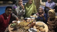 Bersama mantu dan cucunya, Elvy sempatkan buka puasa bersama saat Ramadan. Ada kolak dan pastel yang siap mengisi perut mereka. Foto: Instagram elvy_sukaesih