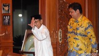 Pantauan detikcom, Airlangga tiba di rumah Habibie, Jalan Patra Kuningan XIII, Jakarta Selatan, Jumat (3/8/2018), pukul 18.30 WIB. Dia tampak mengenakan kemeja batik berwarna kuning dipadu warna biru.