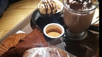  Untuk makanannya, tersedia cheese cake, choco lava hingga aneka pastry. Semuanya pas dipadu dengan secangkir kopi, es kopi, maupun es serut. Foto: SR  