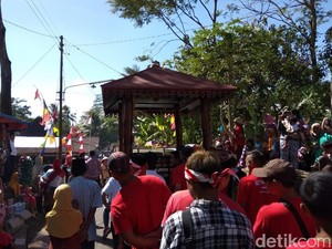 Saat Belasan Gazebo Diarak Keliling Desa di Semarang