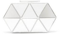 Clutch ini dikenakan Meghan Markle saat acara Elle Annual Women 2016. Harganya US$49 atau setara dengan Rp 700 ribuan. Dok.Web/Vince Camuto