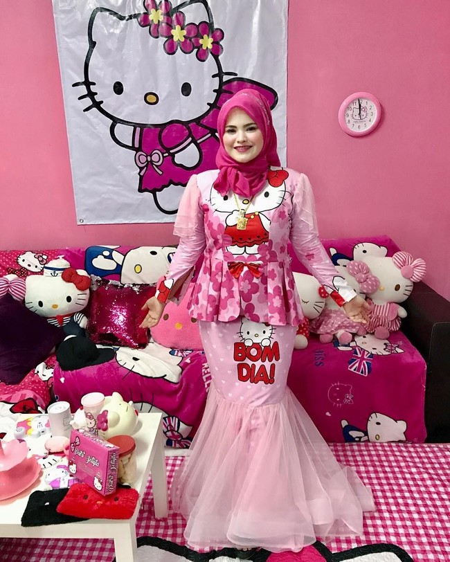 Masih dari Malaysia, seorang hijabers bernama Yus Amina sangat mencintai Hello Kitty. Ia memiliki banyak koleksi busana muslim Hello Kitty yang ia buat sendiri. Ia pun membuat brand skin care sendiri bertema Hello Kitty. Foto: Instagram/KakakHelloKitty
