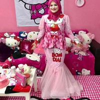 Masih dari Malaysia, seorang hijabers bernama Yus Amina sangat mencintai Hello Kitty. Ia memiliki banyak koleksi busana muslim Hello Kitty yang ia buat sendiri. Ia pun membuat brand skin care sendiri bertema Hello Kitty. Foto: Instagram/KakakHelloKitty