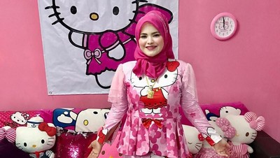 Gaya Hijabers Penggila Hello Kitty, Sekali Belanja Habis Rp 10 Juta