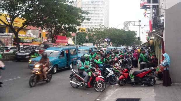 Ojek online mangkal di bahu jalan memperparah kemacetan