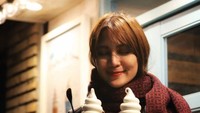 Berlibur ke Jepang, Steffy memilih es krim cone vanila di tengah cuaca Jepang yang dingin. Foto: Instagram @steffyburase