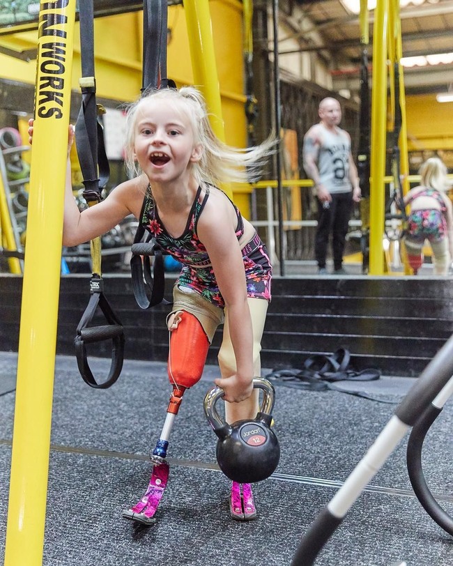 Ketika ia tidak melakukan foto kampanye atau jalan di runway, Daisy menghabiskan waktu pergi ke gym dengan sang ayah. Foto: Dok. Instagram/Daisy-May Demetre