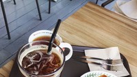  Untuk minumnya, tersedia Americano, Lemon Mojito hingga es serut strawberry. Tersaji di dalam gelas dan cangkir bertuliskan Mouse Rabbit. Foto: Simon Lee