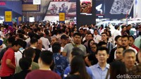 Pengunjung memadati Gaikindo Indonesia International Auto Show (GIIAS) 2018 di ICE, BSD, Tangerang, Jumat (3/8).