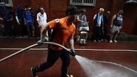 Untuk mencegah dampak gelombang panas lebih lanjut, Pemerintah Korea menyerukan agar pekerjaan konstruksi di siang hari harus dihentikan. Selain itu, mereka juga memberikan bantuan kesehatan, termasuk memberikan cairan dan pendingin untuk 1.000 petani berusia lanjut yang ada di Negara Ginseng tersebut. Sejumlah warga pun dikerahkan untuk menjaga suhu di jalanan kota dengan selalu menyemprotkan air di jalan-jalan kota yang beraspal. Chung Sung-Jun/Getty Images.