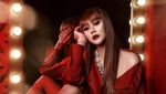 Sexy in Red! Lihat Aura Kasih Makin Semangat di Pagi Hari
