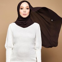 Produk hijab Duck memang dibuat premium oleh Vivy Yusof. Produk hijab instan terbaru yang ia pakai ini dijual seharga setengah juta rupiah perhelai. Foto: Instagram/VivyYusof