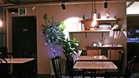 Tertata meja marmer dan kursi besi lengkap dengan sebuah lonceng kecil berwarna emas di bagian dalam coffee shop. Terdapat beberapa lampu gantung dan pajangan minimalis. Serasa berada di rumah, ya. Foto: Visit Seoul