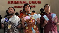 Polisi menunjukkan barang bukti.