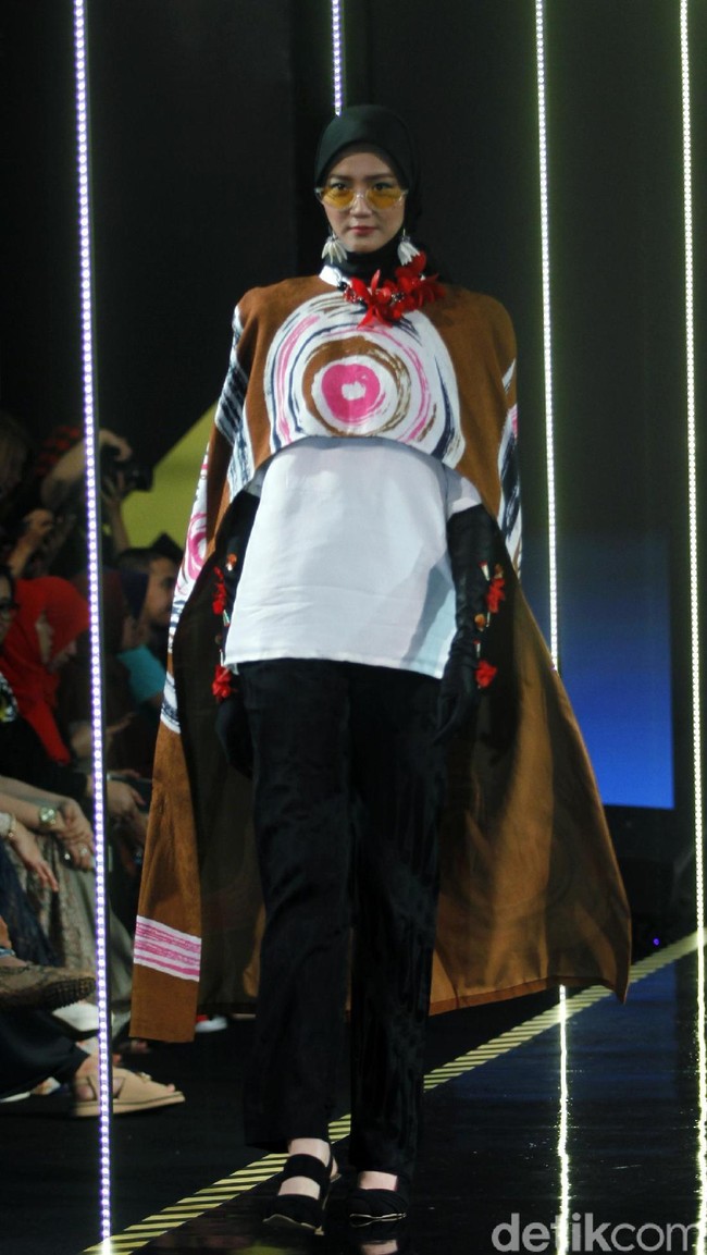 Koleksi terbaru Dian Pelangi yang menampilkan tema Pesona di Jakarta Modest Fashion Week 2018, Atrium Gandaria City Jakarta, Minggu [29/7/2018]. Foto: Mohammad Abduh/Wolipop