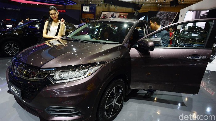 Sales promotion girl (SPG) memamerkan Honda HR-V di ajang Gaikindo Indonesia International Auto Show (GIIAS) 2018, ICE BS, Tangerang.