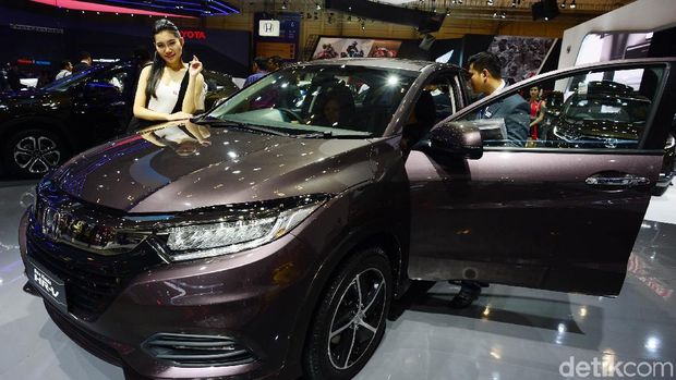 Sales promotion girl (SPG) memamerkan Honda HR-V di ajang Gaikindo Indonesia International Auto Show (GIIAS) 2018, ICE BS, Tangerang.