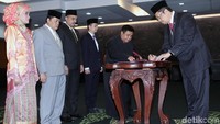 Proses pelantikan dilaksanakan di gedung Nusantara V, kompleks parlemen, Senayan, Jakarta, Jumat (3/8/2018).