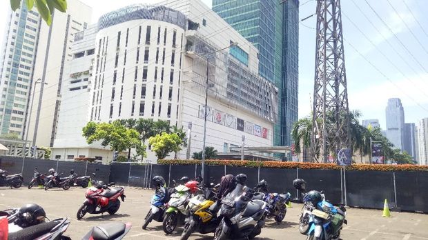 Parkiran motor di samping mal Senayan City yang djadikan tempat relokasi pedagang sate taichan