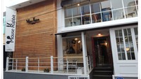 Coffee shop yang terletak di Hwayang-dong, Gwanjin-gu, Seoul itu menempati bangunan dua lantai. Bangunannya sengaja didesain modern minimalis.  Foto: Kendra Dean Marie  