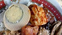 Sego cawuk artinya sego janganan atau nasi urap. Biasa dijajakan di warung-warung kaki lima hingga pasar.Dijajakan dari subuh hingga pukul 9 pagi. Foto: Instagram @isunbanyuwangi