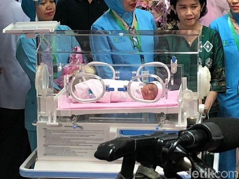 So Sweet, Momen Suami Kahiyang Ayu Gendong Cucu Kedua Presiden Jokowi