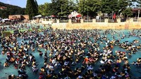 Korea Selatan dilanda gelombang panas beberapa waktu terakhir. Suhu yang mencapai diatas 40 derajat celsius membuat ratusan warga memenuhi kolam renang untuk mengurangi hawa panas. Chung Sung-Jun/Getty Images.