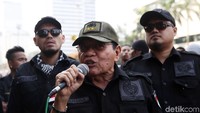 Orasi dilakukan oleh para peserta aksi.  Mereka mendesak aparat penegak hukum dan pemerintah menuntaskan skandal korupsi keuangan terbesar di Indonesia yaitu Bantuan Likuiditas Bank Indonesia (BLBI) dan Century Gate.