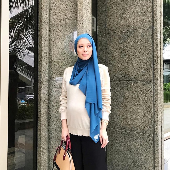 Co-founder e-commerce Fashion Vallet itu geram karena ada banyak orang yang memakai produk tiruan Duck. Ia pun mengungkapkan keheranannya kenapa ada orang yang salat menggunakan mukena palsu atau mukena tiruan produk Duck. Foto: Instagram/VivyYusof