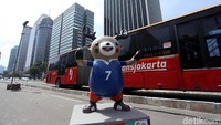 Kehadiran patung maskot Asian Games menambah semarak kawasan Senayan.