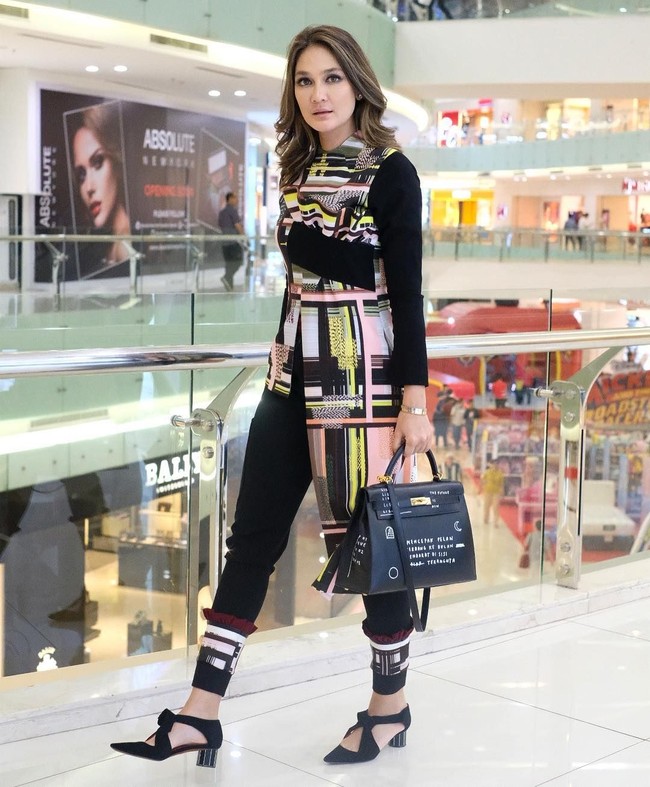 Luna Maya berpose #ootd di sela-sela menghadiri promosi filmnya Filosofi Kopi. Dia tampil stylish dalam balutan busana rancangan desainer Rinda Salmun dan menenteng tas Hermes Kelly. Tas Hermes yang dibawanya terlihat istimewa karena dihiasi coretan seniman Yogyakarta Farid Stevy. Foto: Instagram Lunamaya
