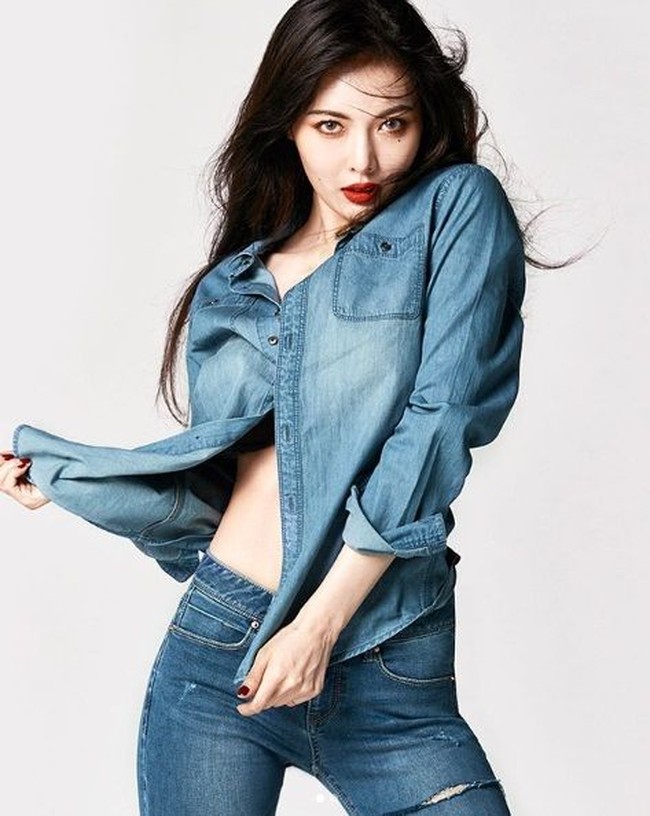 Meski dianggap terlalu kurus, rapper cantik ini juga menarik perhatian dengan busana seksi yang dikenakannya. Foto: Dok. Instagram/hyunah_aa